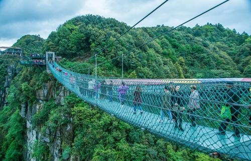 钦州景区网红吊桥承建,匠心独运，打造城市新地标