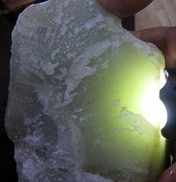 且末料原厂看青近处看白,近处青色，远处白色，色彩交织的视觉盛宴