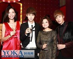 和明星牌子合影,见证时尚瞬间——明星大牌合影集锦