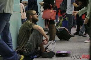 乞丐网红歌手火车站视频,乞丐身份下的音乐传奇